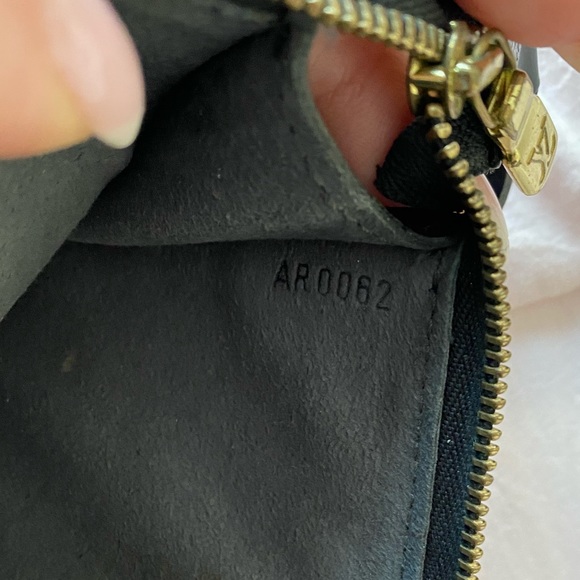 Louis Vuitton Epi Leather pochette - Picture 8 of 9